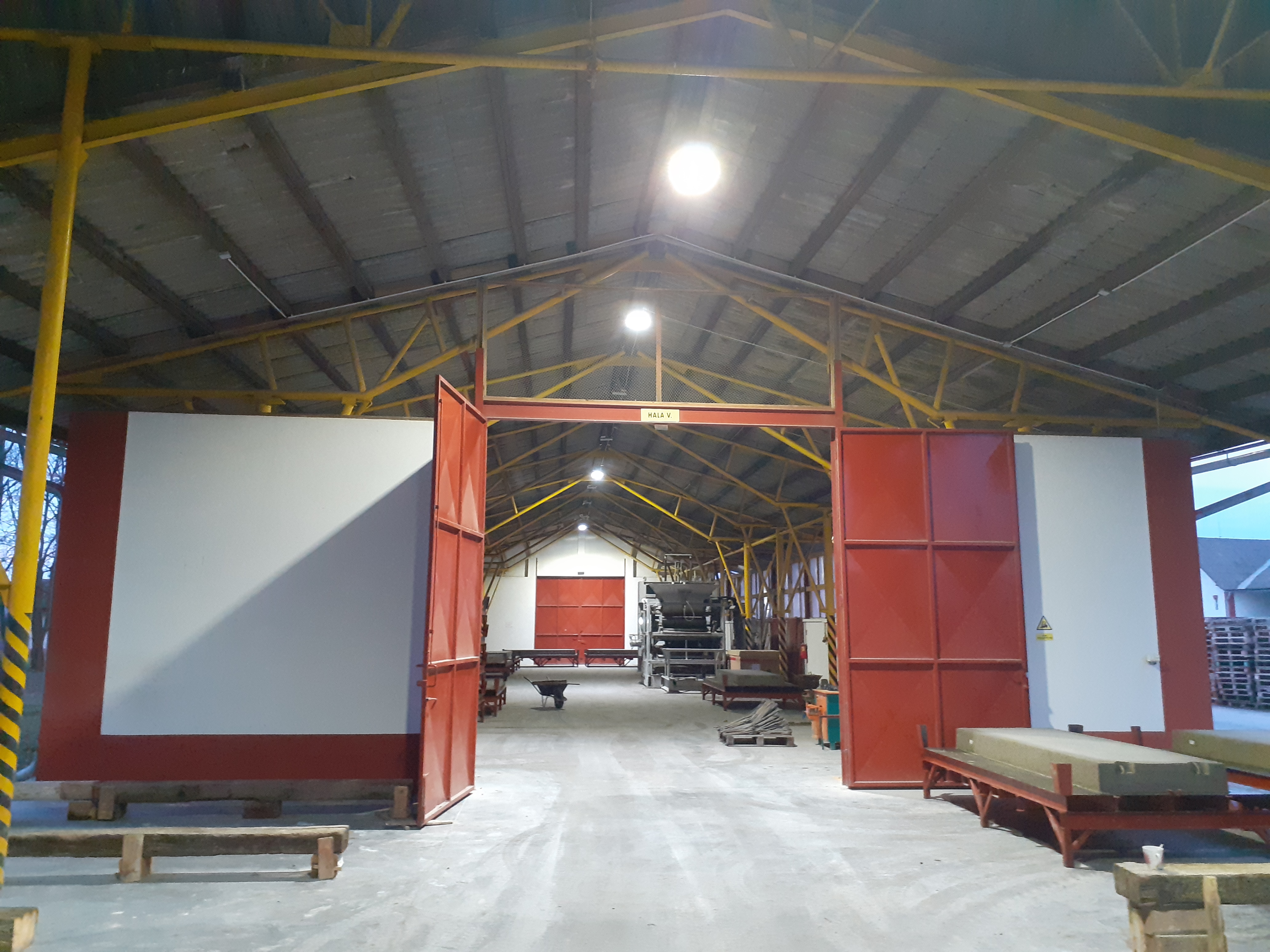 LED osvětlení výrobních hal a kanceláří